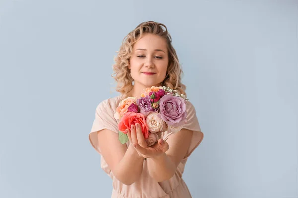 Vacker Ung Kvinna Med Bukett Blommor Färgbakgrund — Stockfoto
