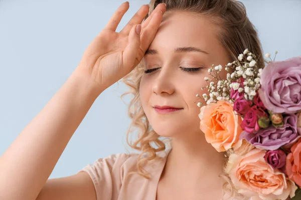 Hermosa Mujer Joven Con Ramo Flores Sobre Fondo Color —  Fotos de Stock