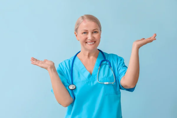 Mature Female Doctor Color Background — Stock Photo, Image