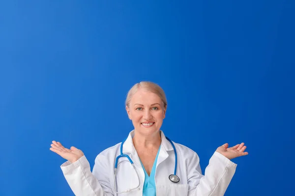 Médico Femenino Maduro Sobre Fondo Color — Foto de Stock