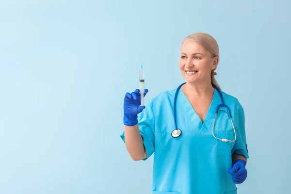 Renkli Şırıngalı Olgun Bir Kadın Doktor — Stok fotoğraf
