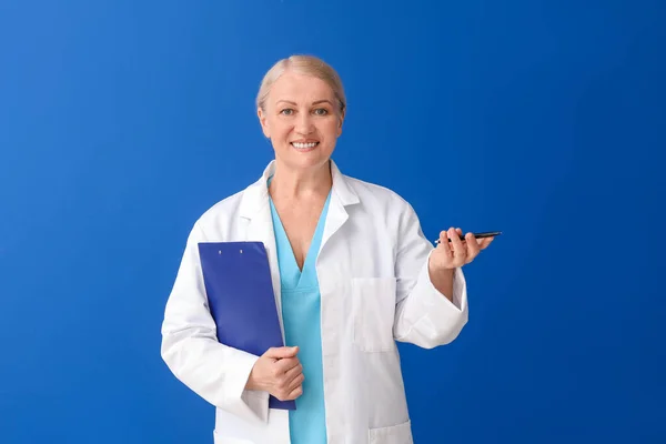 Reife Ärztin Auf Farbigem Hintergrund — Stockfoto