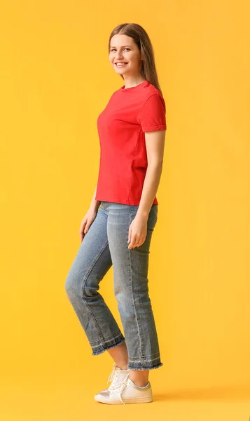 Renkli Tişörtlü Genç Bir Kadın — Stok fotoğraf