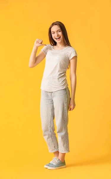 Jeune Femme Shirt Élégant Sur Fond Couleur — Photo