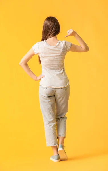 Jovem Mulher Elegante Shirt Sobre Fundo Cor — Fotografia de Stock