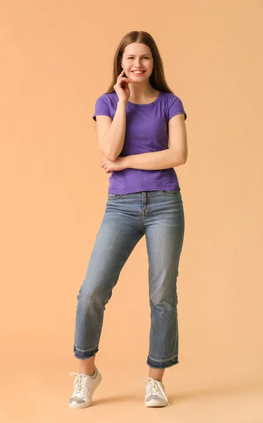 Mujer Joven Elegante Camiseta Sobre Fondo Color — Foto de Stock