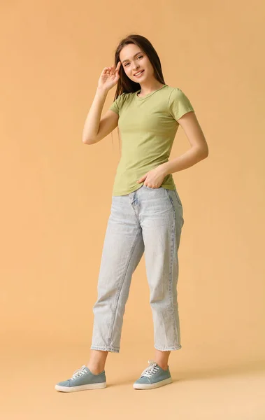 Junge Frau Stylischem Shirt Auf Farbigem Hintergrund — Stockfoto