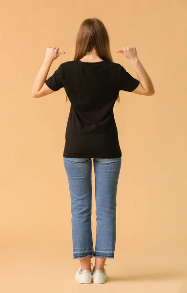 Jovem Mulher Elegante Shirt Sobre Fundo Cor — Fotografia de Stock