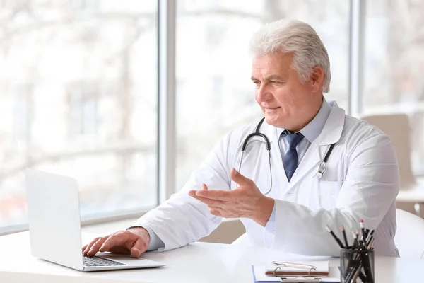 Male Doctor Giving Consultation Online Clinic — Stock Photo, Image
