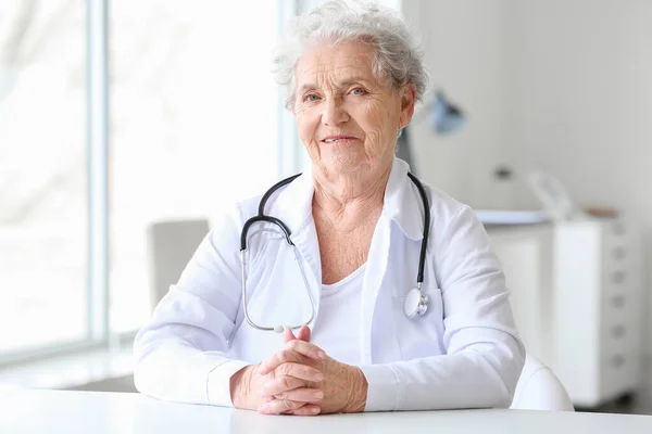 Γυναίκα Γιατρός Δίνει Μια Διαβούλευση Απευθείας Σύνδεση Στην Κλινική — Φωτογραφία Αρχείου