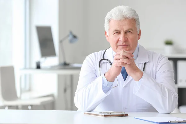 Male Doctor Giving Consultation Online Clinic — Stock Photo, Image