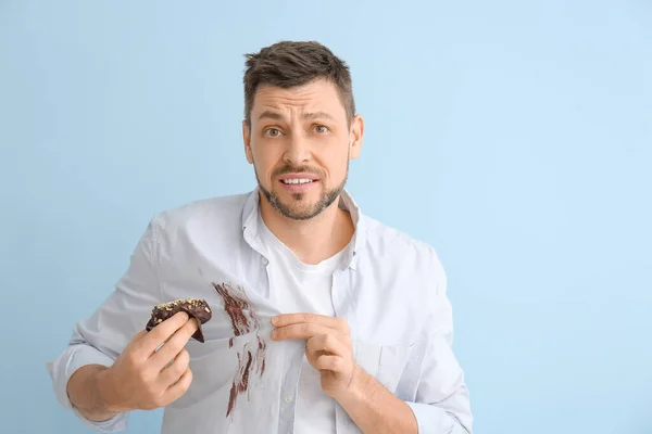 Homem Descontente Roupas Sujas Comendo Sobremesa Chocolate Fundo Cor — Fotografia de Stock