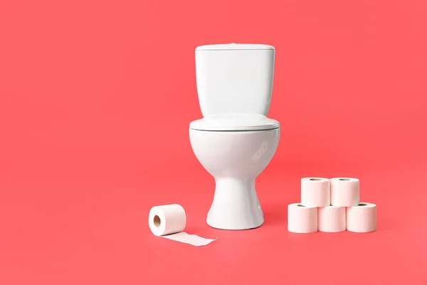 Mangkuk Toilet Dengan Gulungan Kertas Pada Latar Belakang Warna — Stok Foto