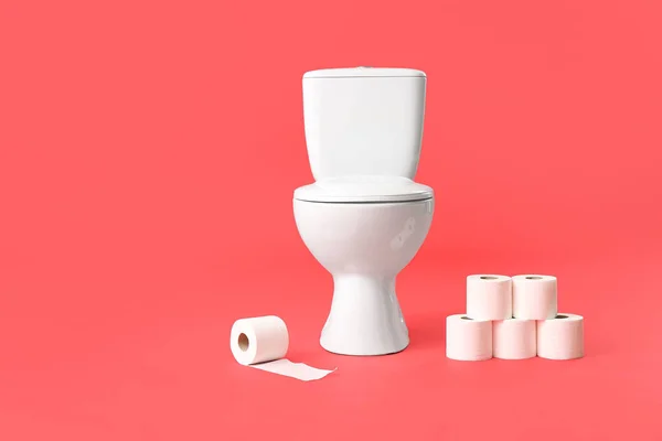 Toiletpot Met Rollen Papier Kleur Achtergrond — Stockfoto