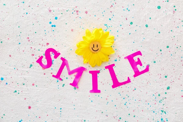 Λέξη Smile Και Λουλούδι Στο Φως Φόντο — Φωτογραφία Αρχείου