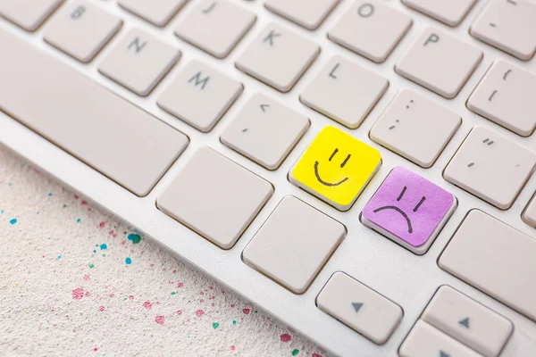 电脑键盘上的键上画着悲伤和快乐的脸 — 图库照片