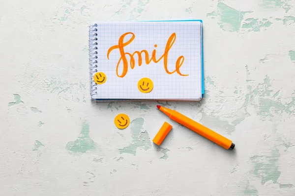 Cuaderno Con Palabra Smile Sobre Fondo Claro — Foto de Stock