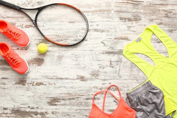 Vêtements Sport Raquette Tennis Sur Fond Bois — Photo