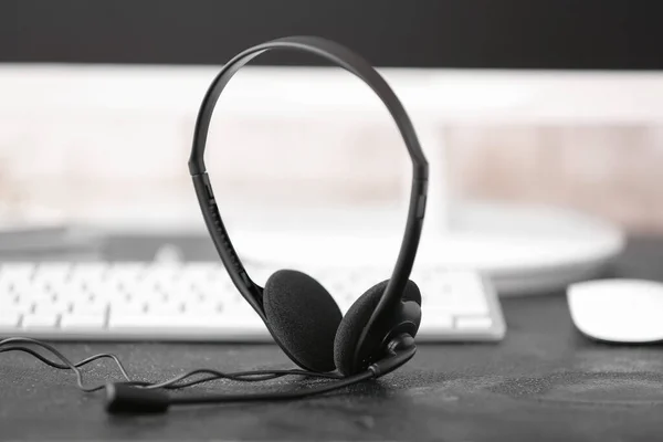 Casque Ordinateur Sur Table Agent Assistance Technique Bureau — Photo