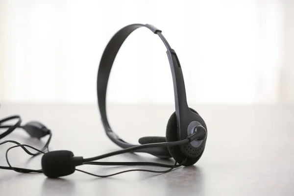 Headset Auf Dem Tisch Des Technischen Support Agenten — Stockfoto