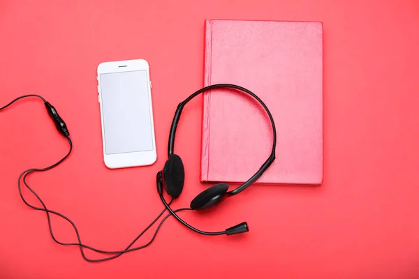 Teléfono Móvil Con Auriculares Portátil Sobre Fondo Color — Foto de Stock