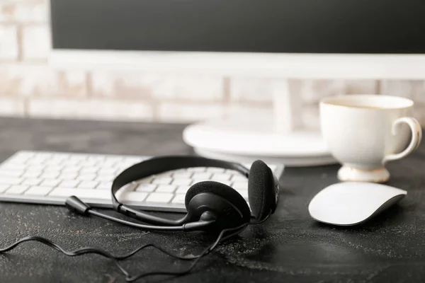 Casque Ordinateur Tasse Café Sur Table Agent Soutien Technique Bureau — Photo