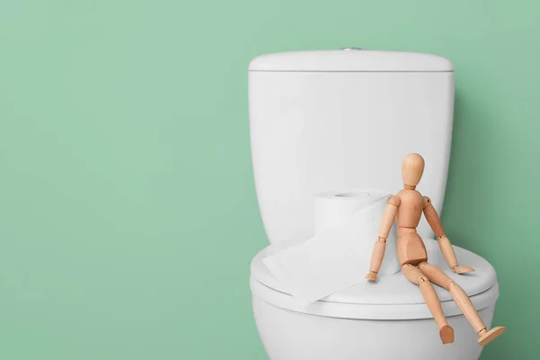 Toilet Bowl Paper Wooden Human Figure Color Background — Stock Photo, Image