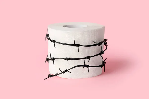 Toilettenpapier Mit Stacheldraht Auf Farbigem Hintergrund Hämorrhoiden Konzept — Stockfoto