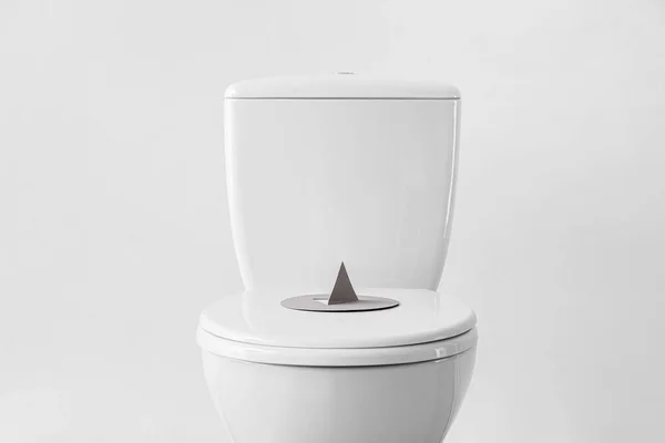 軽い背景に親指でトイレのボウル 出血性の概念 — ストック写真