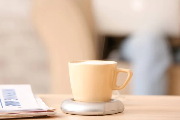 Tasse Kaffee Mit Heizung Und Zeitung Auf Dem Tisch — Stockfoto
