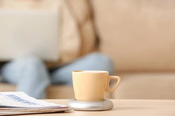 Taza Café Con Calentador Periódico Mesa —  Fotos de Stock