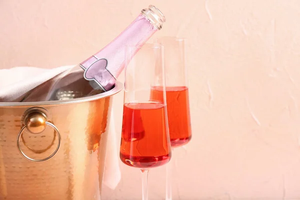 Kbelík Ledem Šampaňským Barevném Pozadí — Stock fotografie