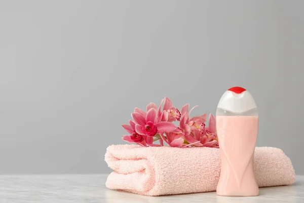 Shower Gel Towel Flowers Grey Background — Stock Photo, Image