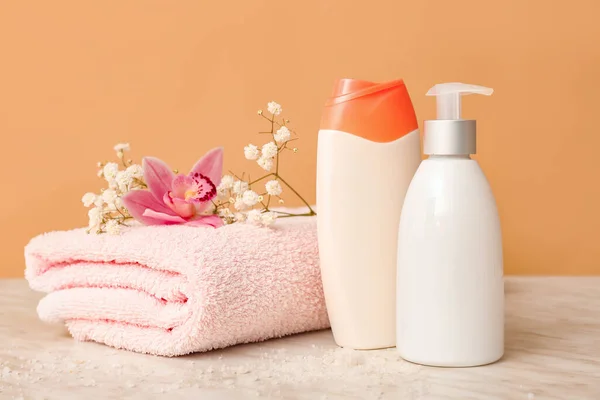 Shower Gels Towel Flowers Color Background — Stock Photo, Image