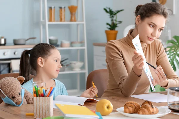 Working Mother Little Daughter Home — Stock Photo, Image