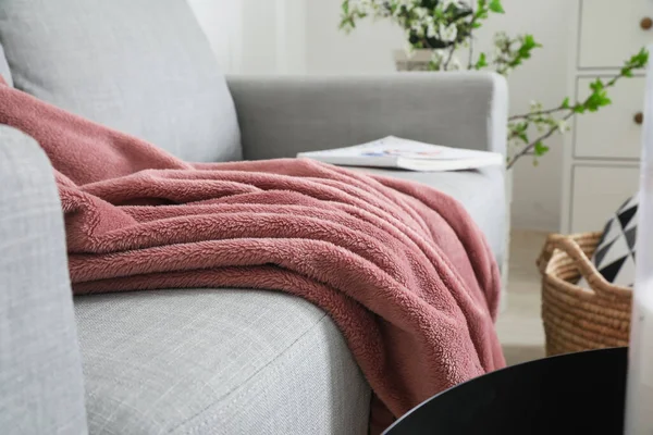 Sofa Mit Warmem Karo Inneren Des Zimmers — Stockfoto