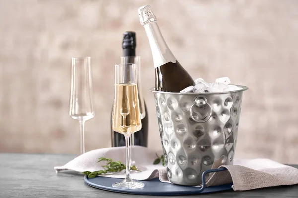 Emmer Met Ijs Champagne Lichte Ondergrond — Stockfoto