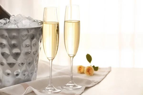 Eimer Mit Eis Und Champagner Auf Tisch Zimmer — Stockfoto