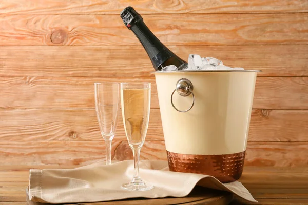 Seau Avec Glace Champagne Sur Fond Bois — Photo