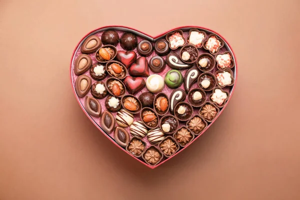 Коробка Форме Сердца Шоколадными Конфетками Цветном Фоне — стоковое фото