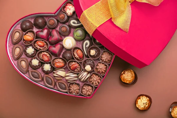 Коробка Форме Сердца Шоколадными Конфетками Цветном Фоне — стоковое фото