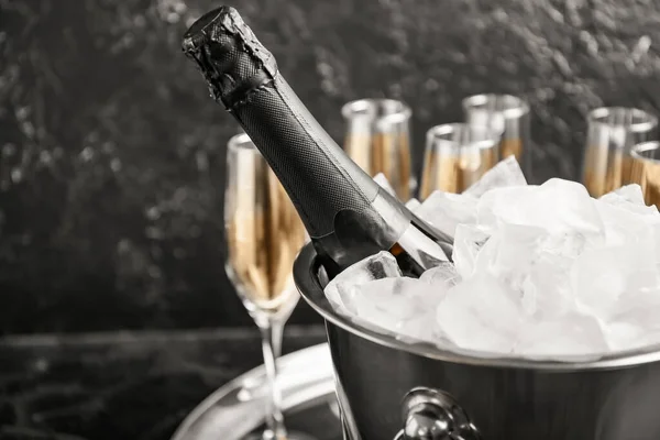 Kbelík Ledem Šampaňským Tmavém Pozadí — Stock fotografie
