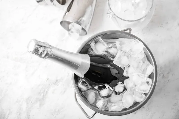 Secchio Con Ghiaccio Champagne Fondo Chiaro — Foto Stock