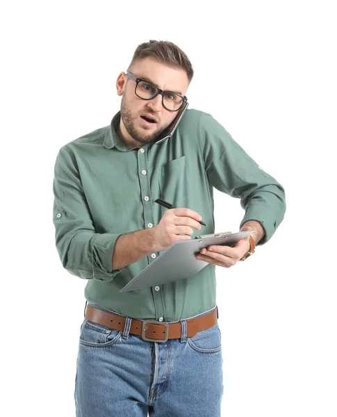 Mladý Muž Mluví Mobilním Telefonem Bílém Pozadí — Stock fotografie