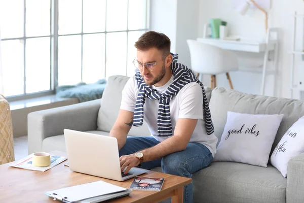 Jeune Homme Avec Ordinateur Portable Travaillant Maison — Photo