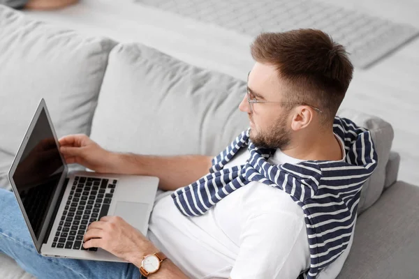 Jeune Homme Avec Ordinateur Portable Travaillant Maison — Photo