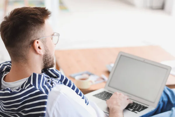 Junger Mann Mit Laptop Arbeitet Hause — Stockfoto