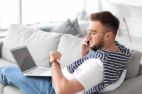 Joven Con Portátil Teléfono Móvil Trabajando Casa — Foto de Stock