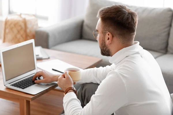 Joven Con Portátil Trabajando Casa — Foto de Stock