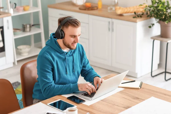 Junger Mann Mit Laptop Arbeitet Hause — Stockfoto